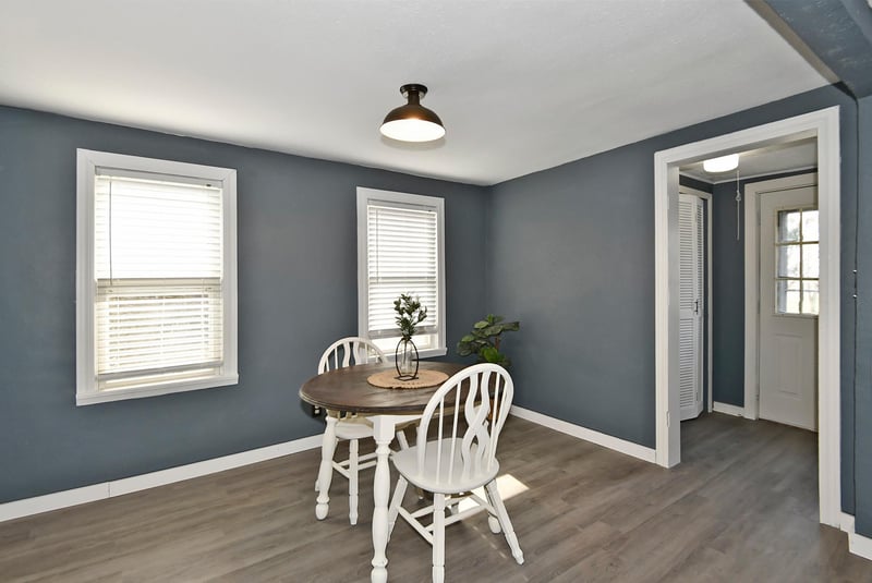 215 3rd Ave S, Waldorf, MN 56091