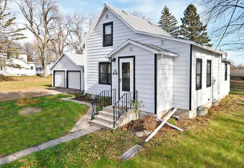215 3rd Ave S, Waldorf, MN 56091
