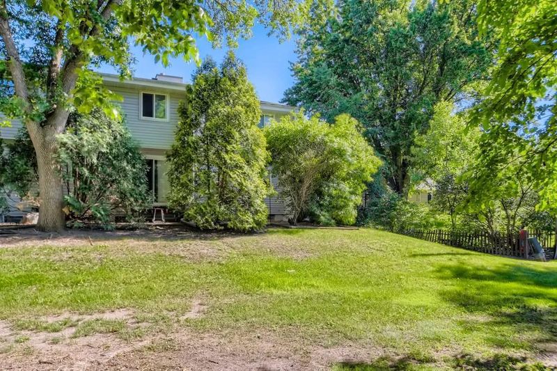 2732 Hawthorne Ave E, Maplewood, MN 55119