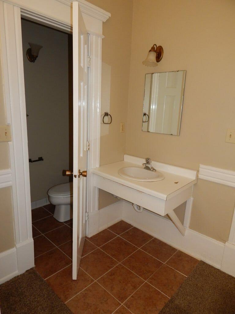 129 W 3rd St, Winona, MN 55987