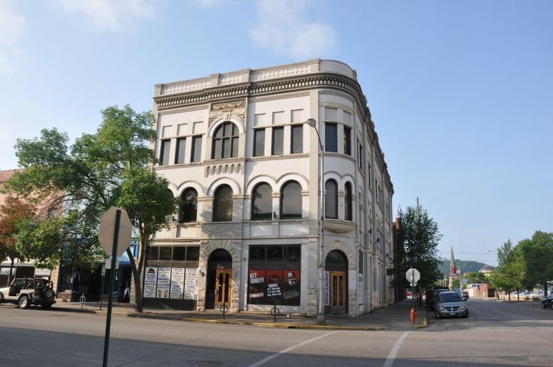 129 W 3rd St, Winona, MN 55987