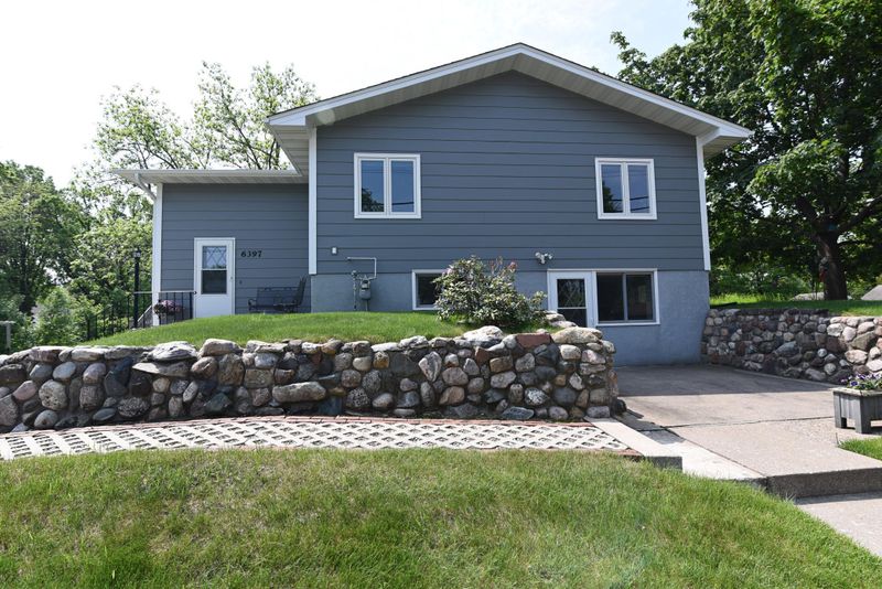 6397 7th St N, Oakdale, MN 55128