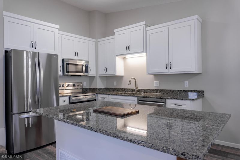 150 Ridgewood Dr, Chaska, MN 55318