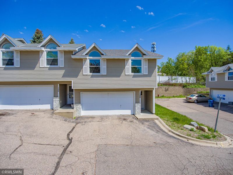 150 Ridgewood Dr, Chaska, MN 55318