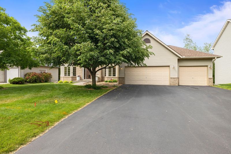 2711 White Eagle Cir, Woodbury, MN 55129