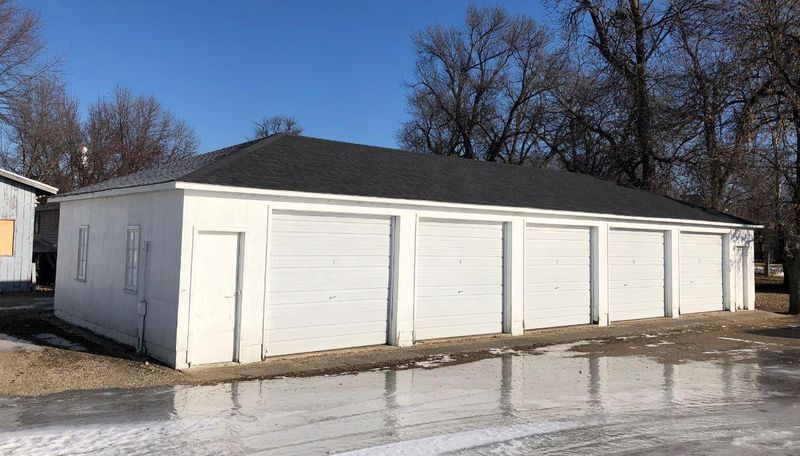 302 W 2nd St, Winthrop, MN 55396