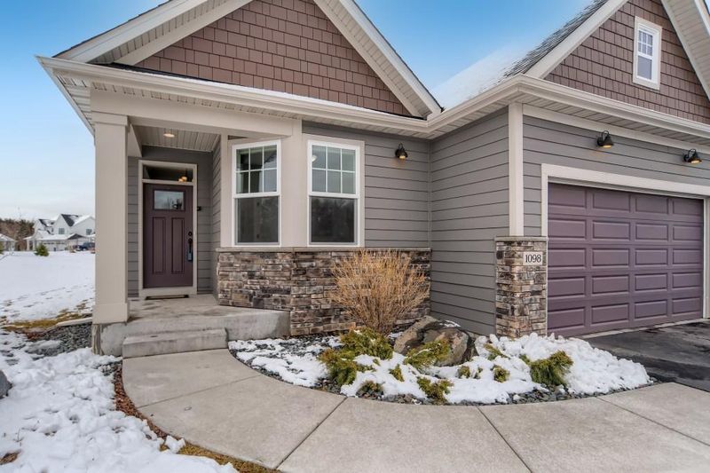 1098 Pine Hill Ln, Saint Paul, MN 55127