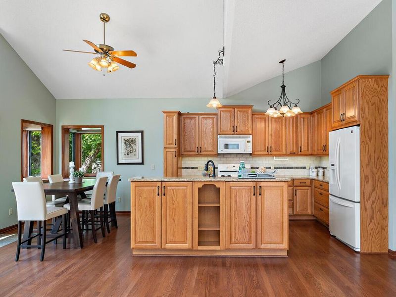 2209 Crestmount Ln, Burnsville, MN 55306