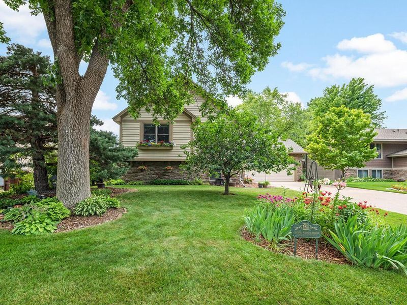 2209 Crestmount Ln, Burnsville, MN 55306