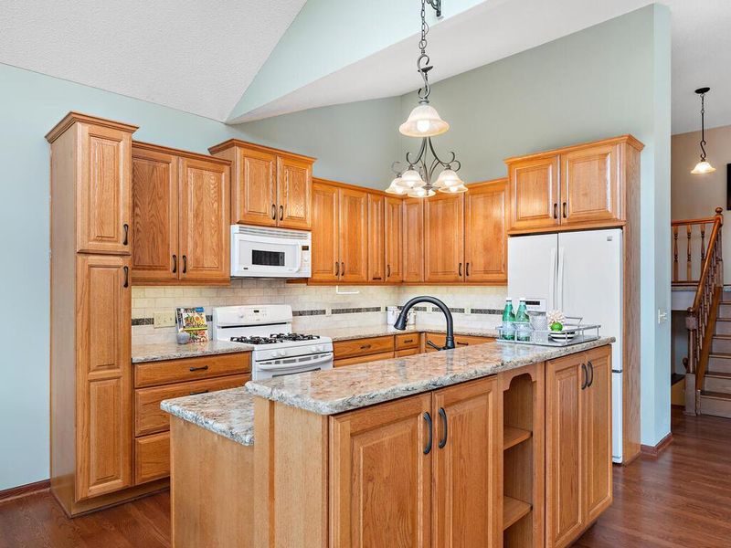 2209 Crestmount Ln, Burnsville, MN 55306