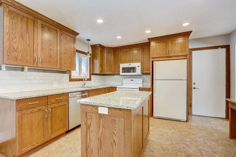 1225 Sandy Ln, Monticello, MN 55362
