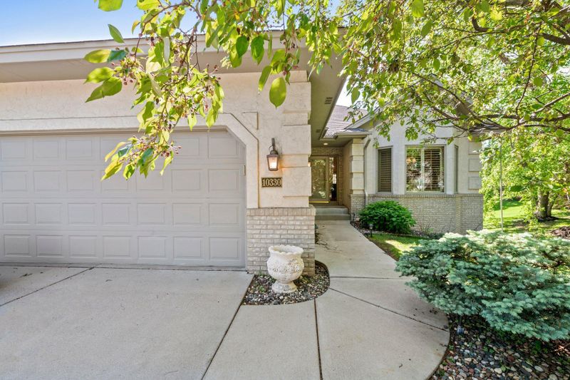 10330 Hennepin Town Rd, Eden Prairie, MN 55437