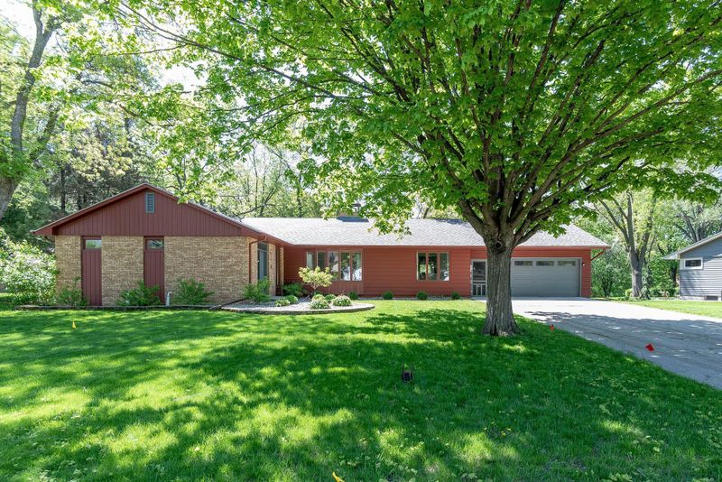 2013 Roe Crest Dr, North Mankato, MN 56003
