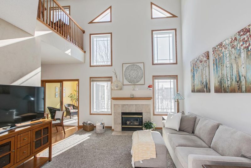 638 Sutherland Dr, Woodbury, MN 55129
