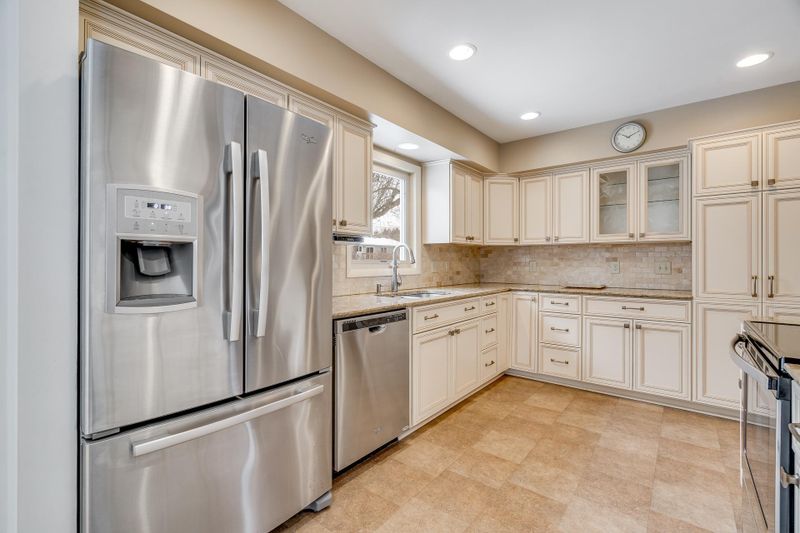 190 Dawn Ave, Roseville, MN 55126