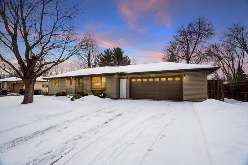 190 Dawn Ave, Roseville, MN 55126