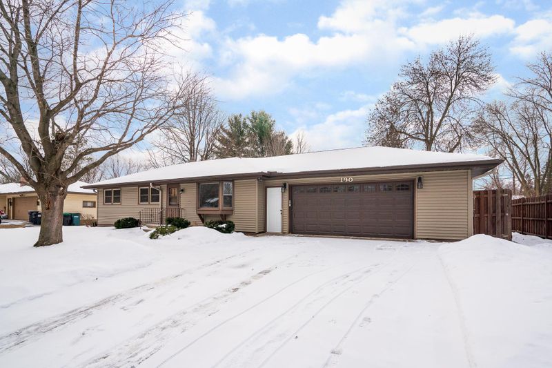 190 Dawn Ave, Roseville, MN 55126