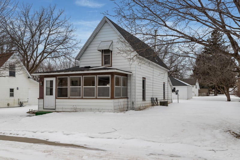 111 Chatfield St N, Dover, MN 55929
