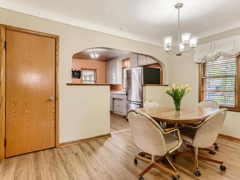 210 Sterling St N, Maplewood, MN 55119