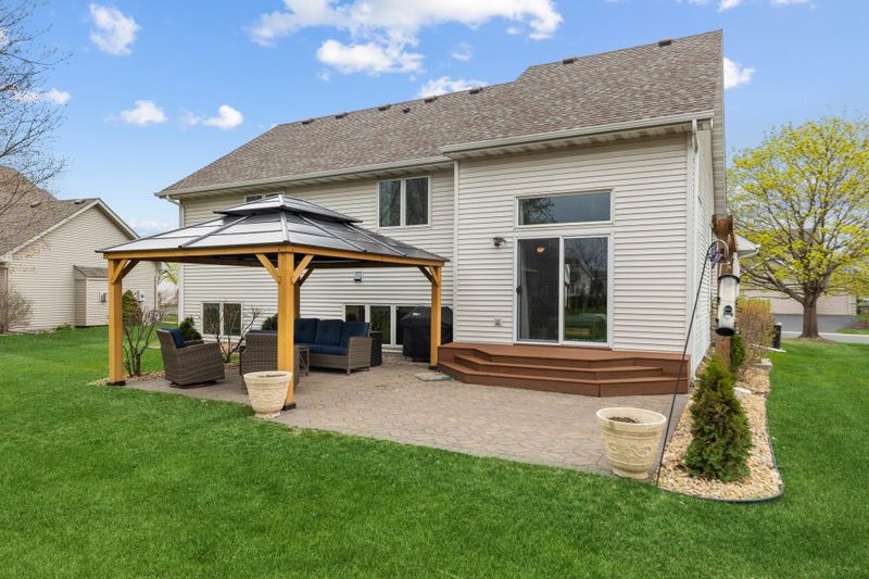 1572 Windsor Dr S, Shakopee, MN 55379
