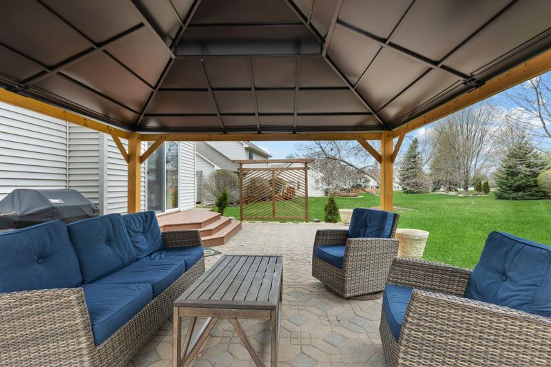 1572 Windsor Dr S, Shakopee, MN 55379