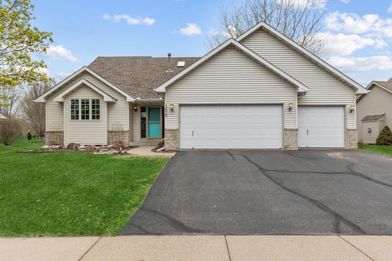 1572 Windsor Dr S, Shakopee, MN 55379