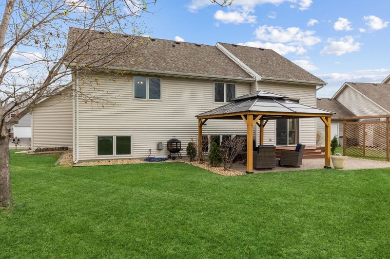 1572 Windsor Dr S, Shakopee, MN 55379