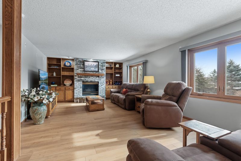 1805 Commonwealth Dr, Burnsville, MN 55337