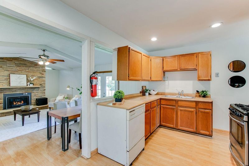 2565 Herschel St, Roseville, MN 55113