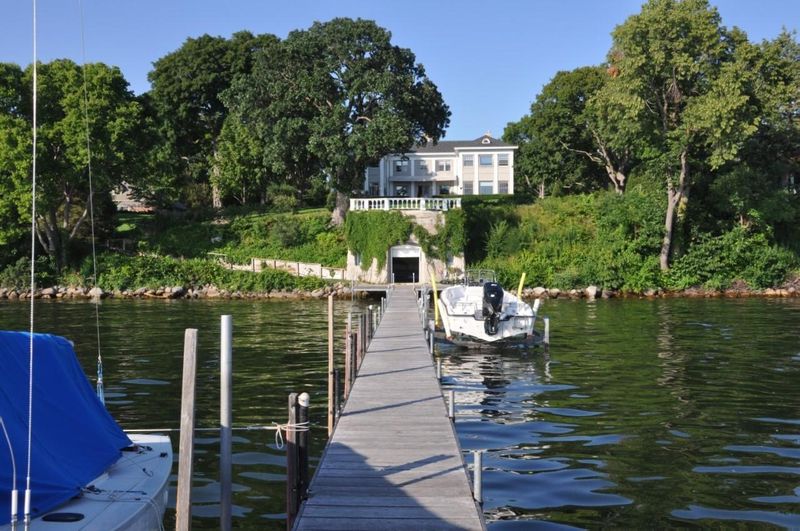 553 Harrington Rd, Wayzata, MN 55391