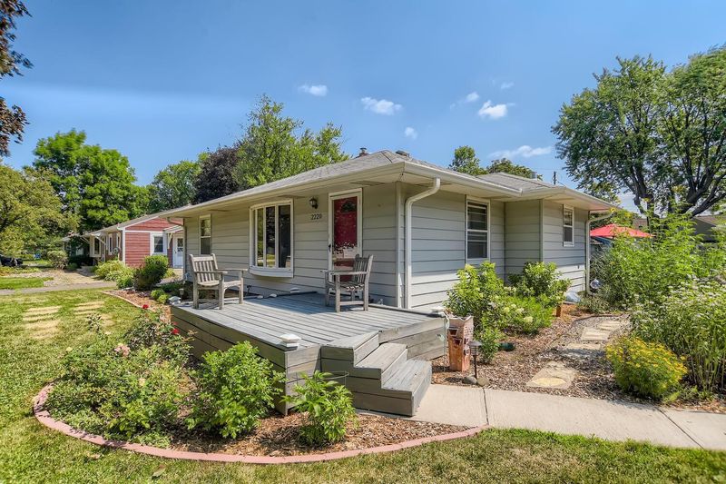 2220 Merrill St, Roseville, MN 55113