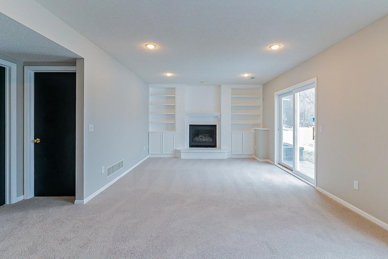 315 Pondview Ln, Chaska, MN 55318