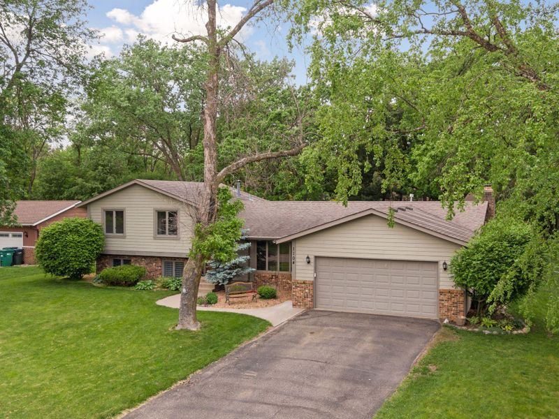 1104 E 157th St, Burnsville, MN 55306