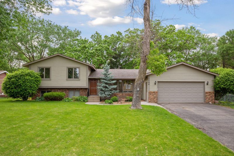 1104 E 157th St, Burnsville, MN 55306