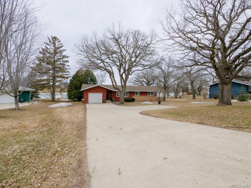 1102 Ridgeway Dr, Alexandria, MN 56308