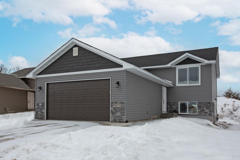 8875 Parkview Cir, Chisago City, MN 55013