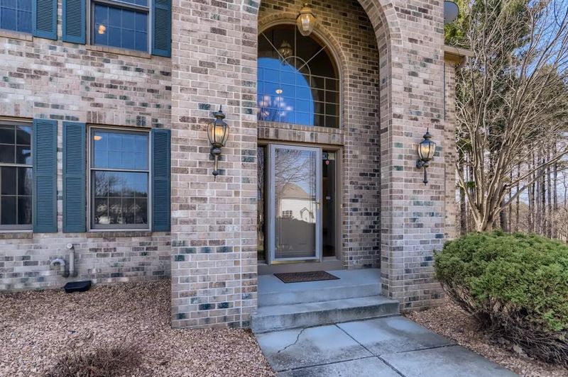 10191 Bridgewater Cir, Woodbury, MN 55129