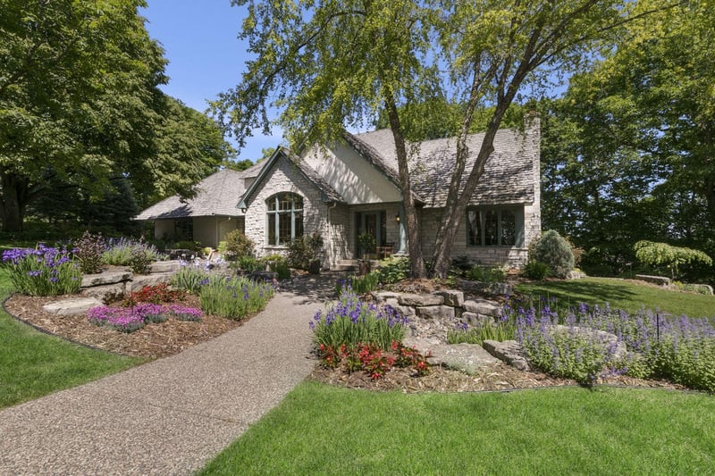 6277 Chasewood Dr, Eden Prairie, MN 55344