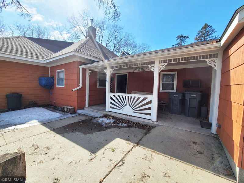103 N Hickory St, Chaska, MN 55318