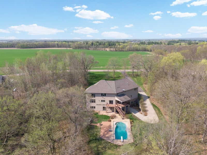 19211 Shamrock Ln, Shafer, MN 55074