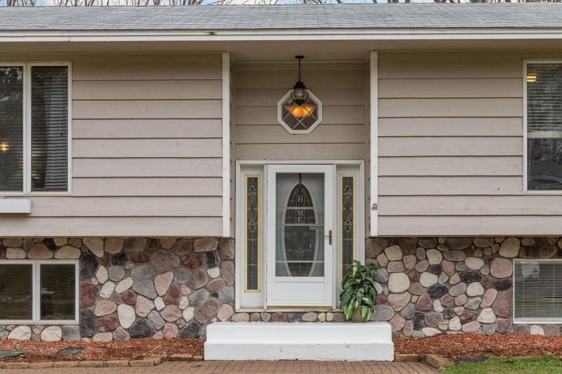 1713 Deerwood Dr, Eagan, MN 55122