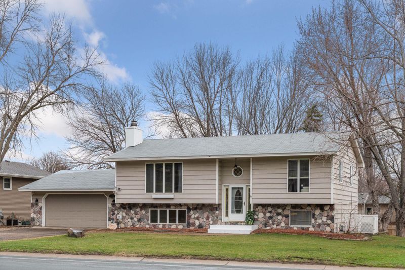 1713 Deerwood Dr, Eagan, MN 55122