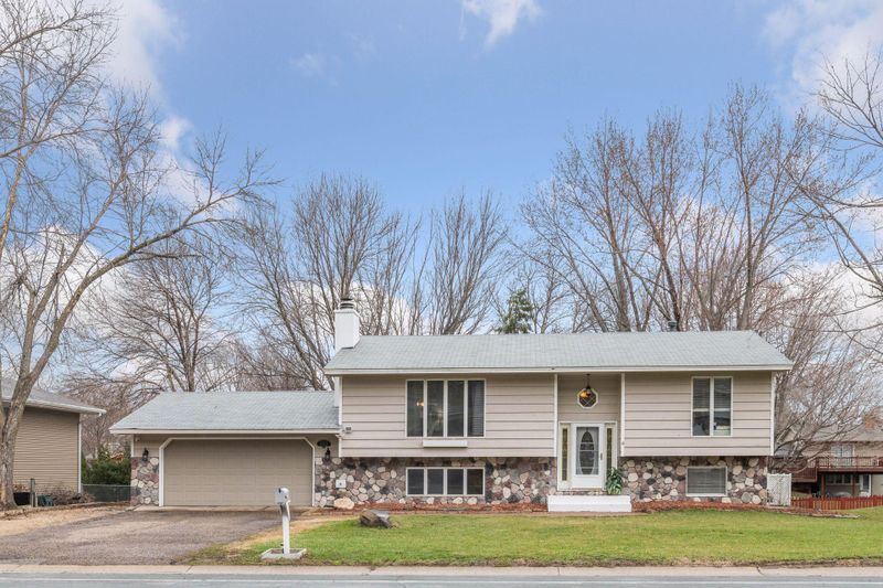 1713 Deerwood Dr, Eagan, MN 55122