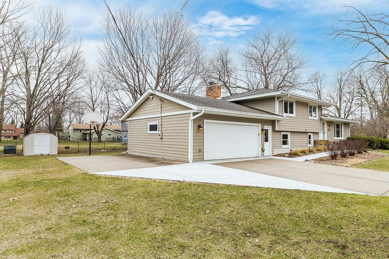 3145 Ranier Ln N, Plymouth, MN 55447