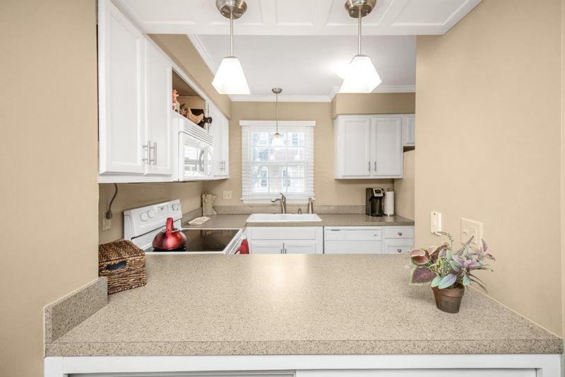 613 Maple Park Dr, Mendota Heights, MN 55118