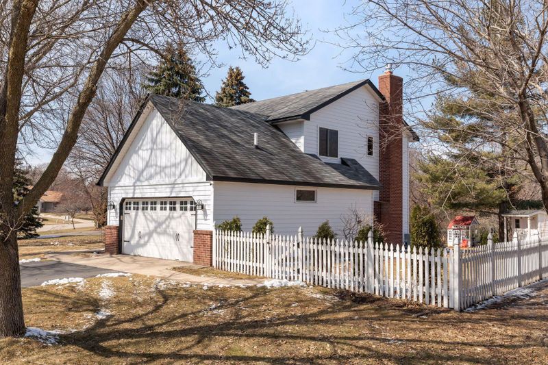 2299 Moreland Ct E, Maplewood, MN 55119