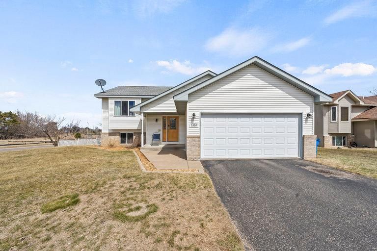 1800 Garfield St S, Cambridge, MN 55008