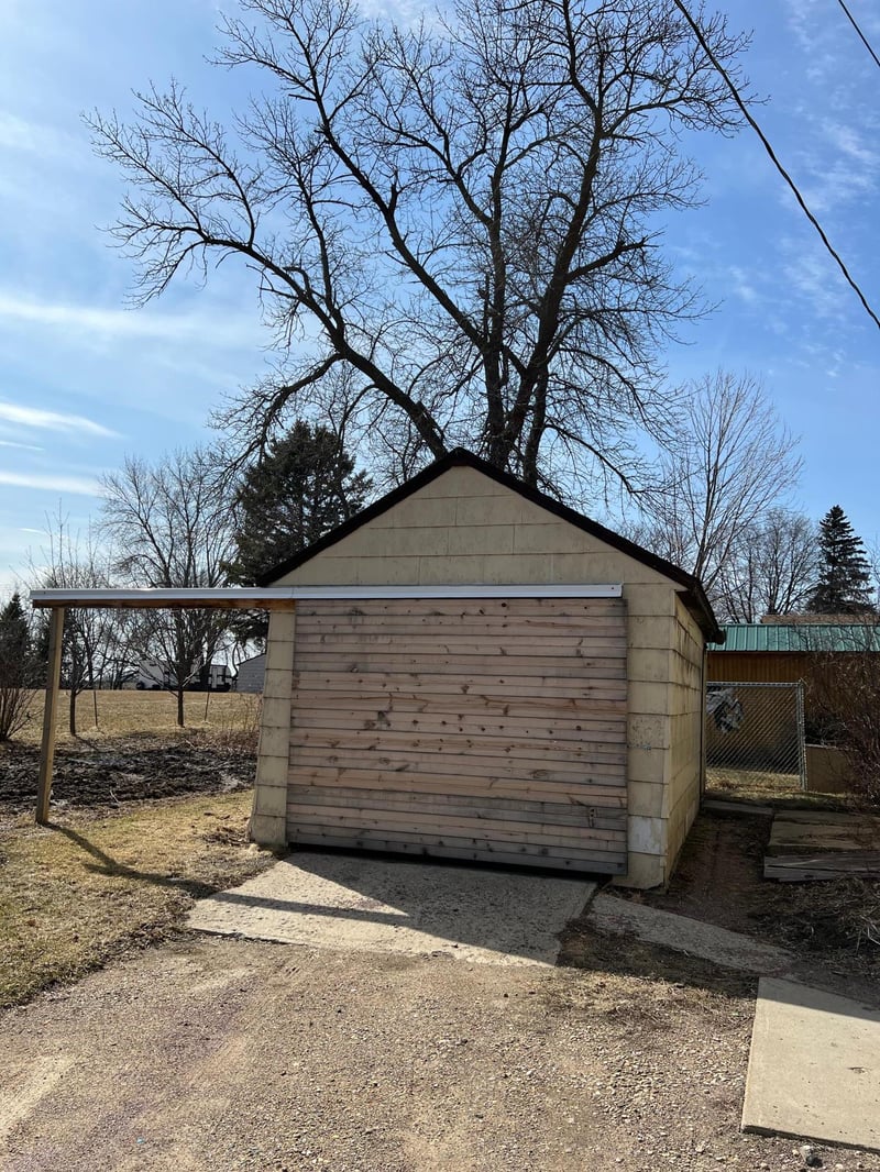 320 S 1st St, Franklin, MN 55333
