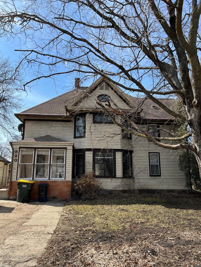 320 S 1st St, Franklin, MN 55333