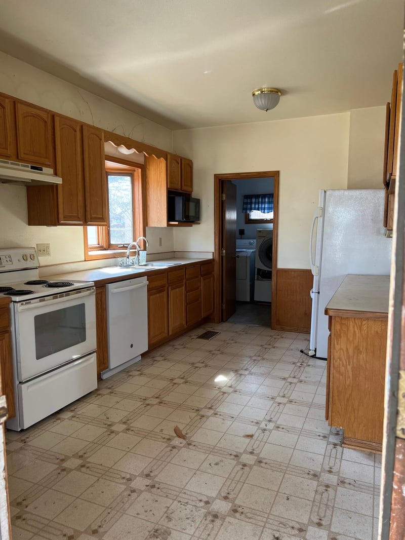 320 S 1st St, Franklin, MN 55333
